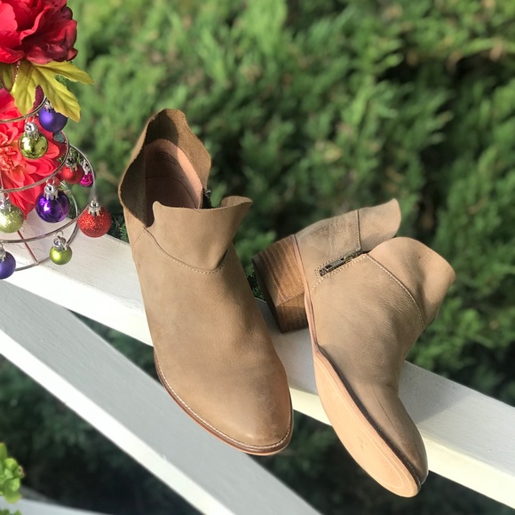 SOLD Seychelles Snare bootie in Tan - Picture 6 of 8